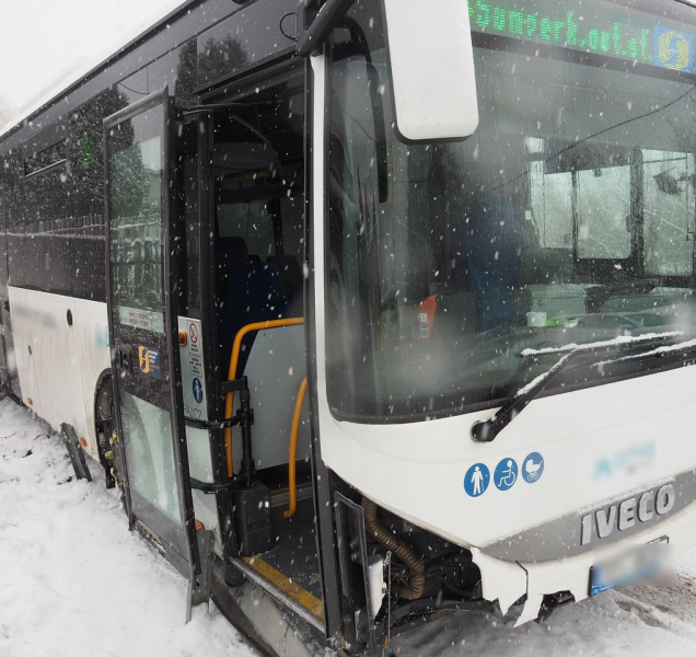 Autobus havaroval, když se vyhýbal protijedoucímu autu