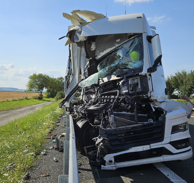 Nehoda kamionu s autobusem uzavřela v pátek večer dálnici D35