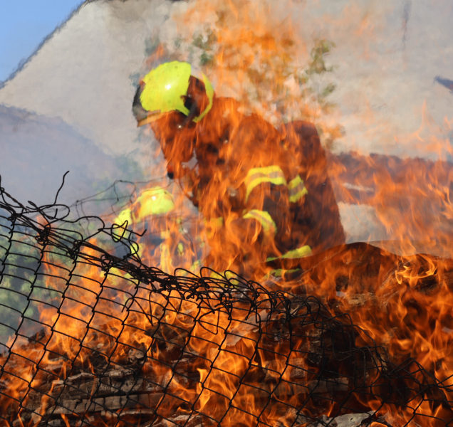 Muž pálil trávu, požár zachvátil sousedící dům