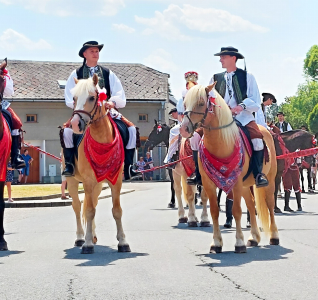 Na krála! Doloplazská náves hostila krále i indické tanečnice