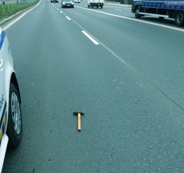 Kladivo na silnici ohrožovalo řidiče