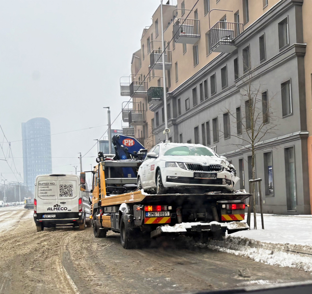Zasněžené chodníky i silnice komplikují život