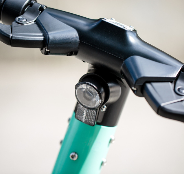 Žena na elektrokoloběžce po střetu s autem zemřela