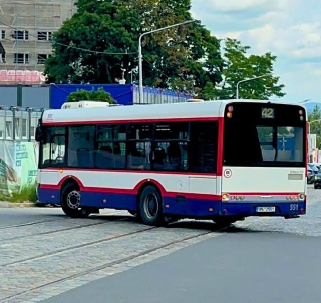 Bus číslo 42 se vrací do fakultky, pojede objížďkou