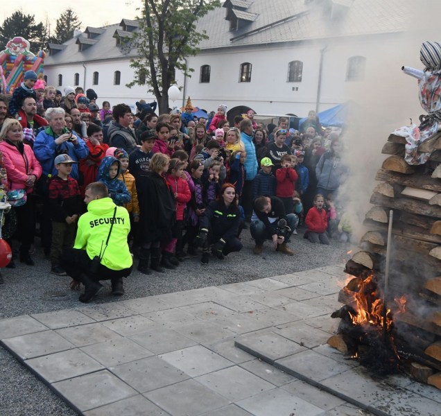 Pálení čarodějnic přilákalo davy, lidé se těší na Xindla X