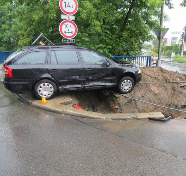 V Dobrovského ulici skončilo auto na výkopu