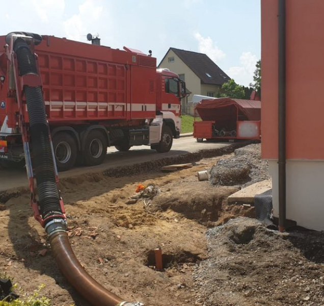 S následky povodně v Čechách pod Kosířem pomáhá sací bagr