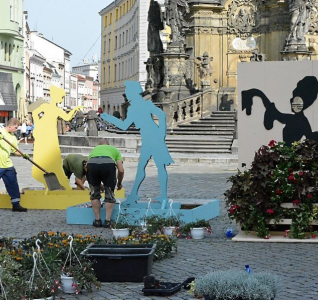Tanečníci z barokního bálu začínají oživovat Horní náměstí
