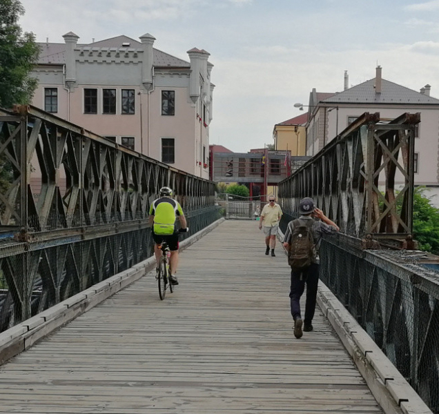 Neukáznění cyklisté v Olomouci ničí lávku a ruší lidi