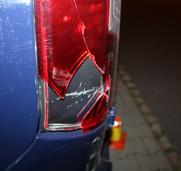 Při parkování nacouvala do Peugeotu a odjela