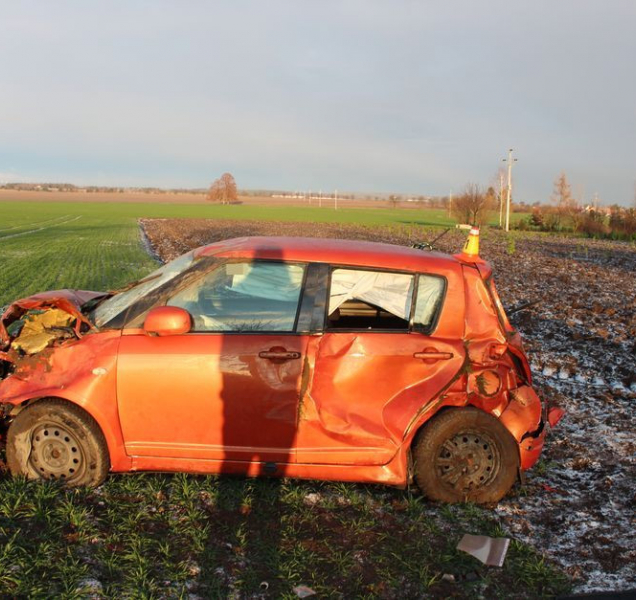 Dvacetiletá řidička skončila v poli u Senice na Hané