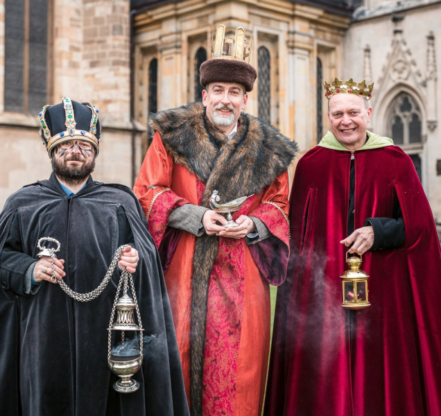 Kostým tří králů oblékne i primátor, biskup a ředitel charity