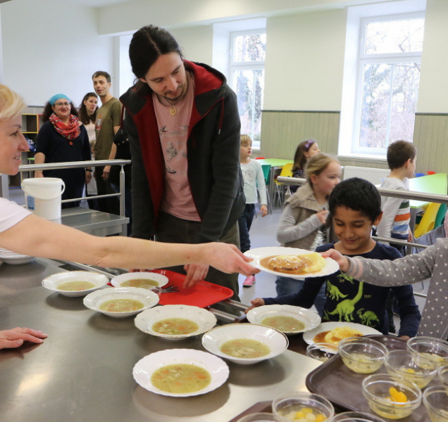 Na Základní škole Svatoplukova se dočkali nové jídelny