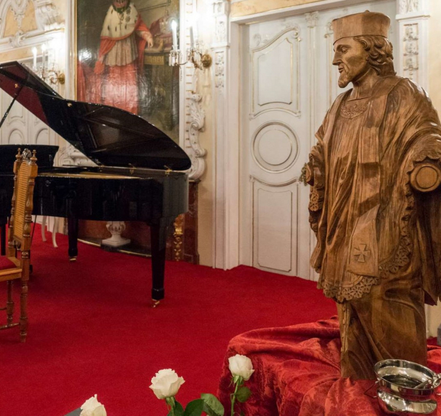 Mučedník Jan Sarkander se dočkal vlastní knihy