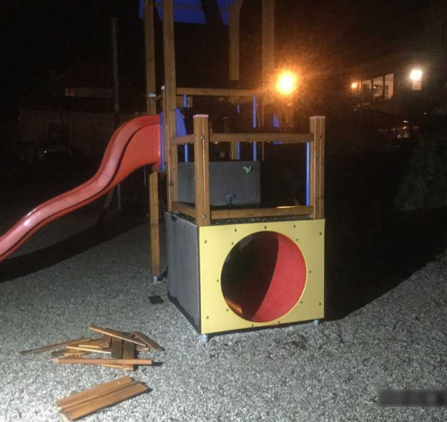 Neznámý vandal zdemoloval dětské hřiště na Kopečku