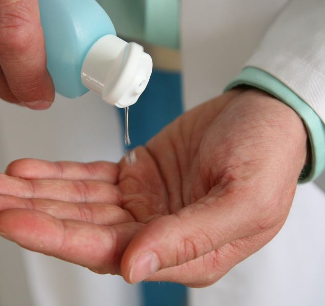 Lékárna ve FN OL vyrábí vlastní desinfekci