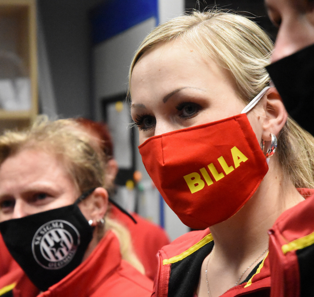 Klub vyrobil roušky pro prodavačky a prodavače