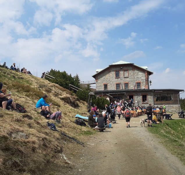 Turisté využili krásnou sobotu k výletu na jesenické hory