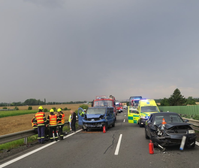 Dálnici na Olomouc ráno zablokovala hromadná havárie