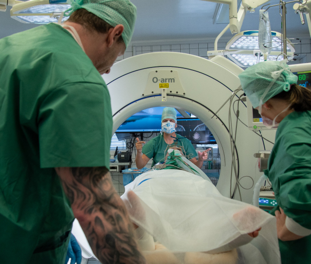 Olomoučtí neurochirurgové použili u pacienta mozkovou stimulaci