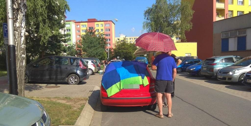 Dívenka se nešťastně zamkla v rozpáleném autě, pomohli strážníci