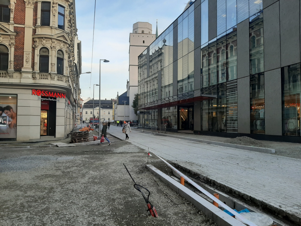 Montáž trolejí omezí o víkendu tramvajový provoz přes Hrdiny