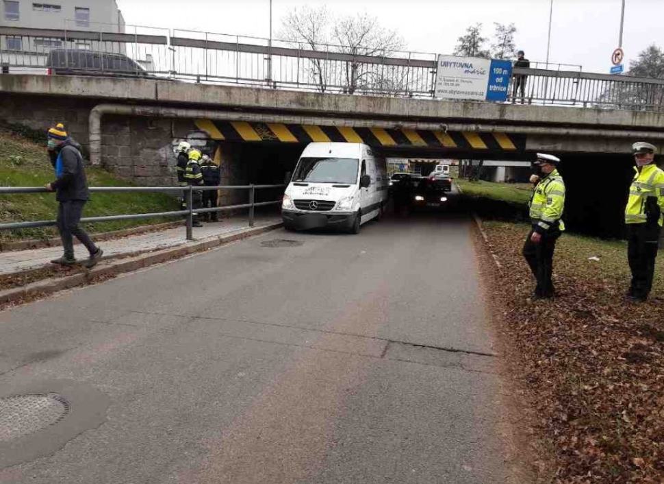 Myší díru v Olomouci ucpala dodávka, místo už je průjezdné