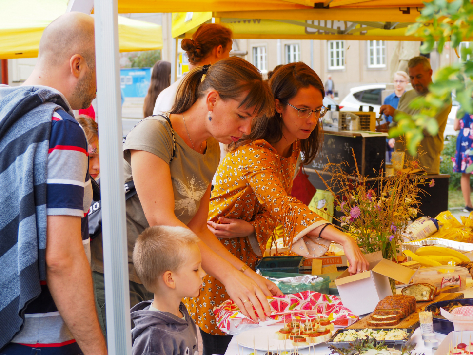 Hudba, smích i vynikající jídlo! Sousedská slavnost začala