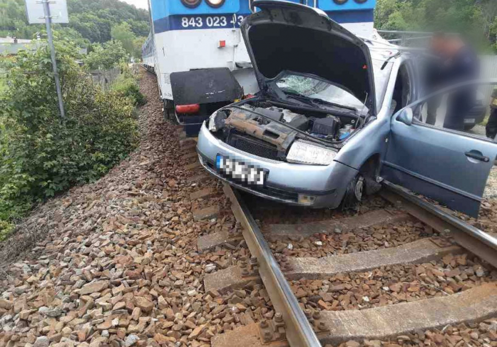 V Hlubočkách vjelo auto pod rychlík