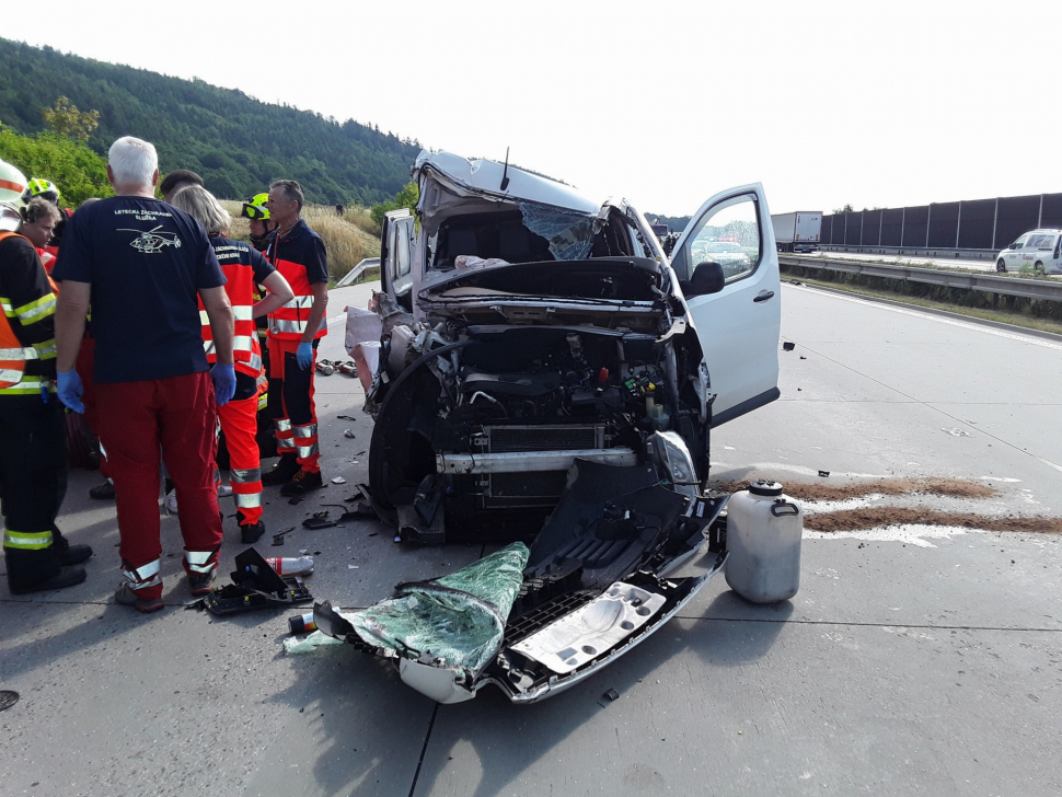 Přežil! Řidič z kabiny zcela zničeného auta vyvázl se zraněním