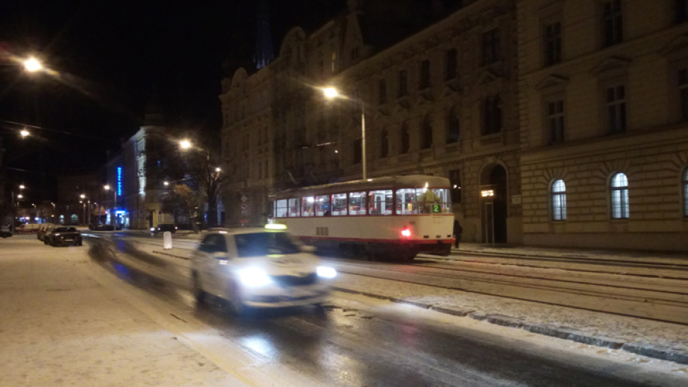 Během hodiny se ochladilo o sedm stupňů pod nulu a silnice pokryl led. Dejte pozor!