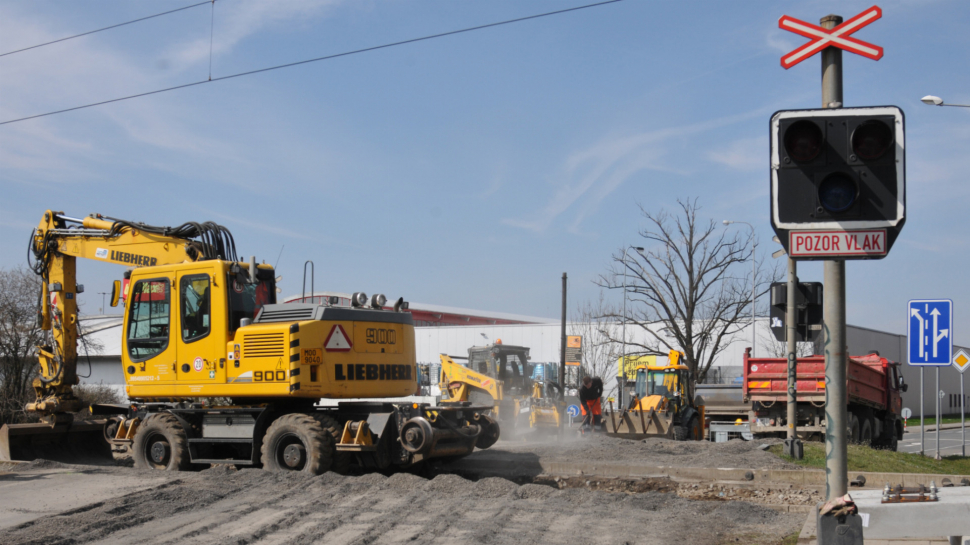 Nečekaná oprava přejezdu na Holické zaskočila řidiče