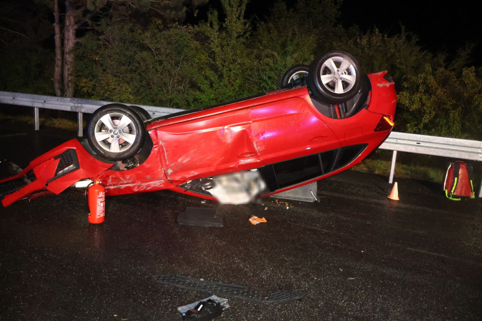 Nevšimla si uzavřeného úseku D35, auto skončilo na střeše