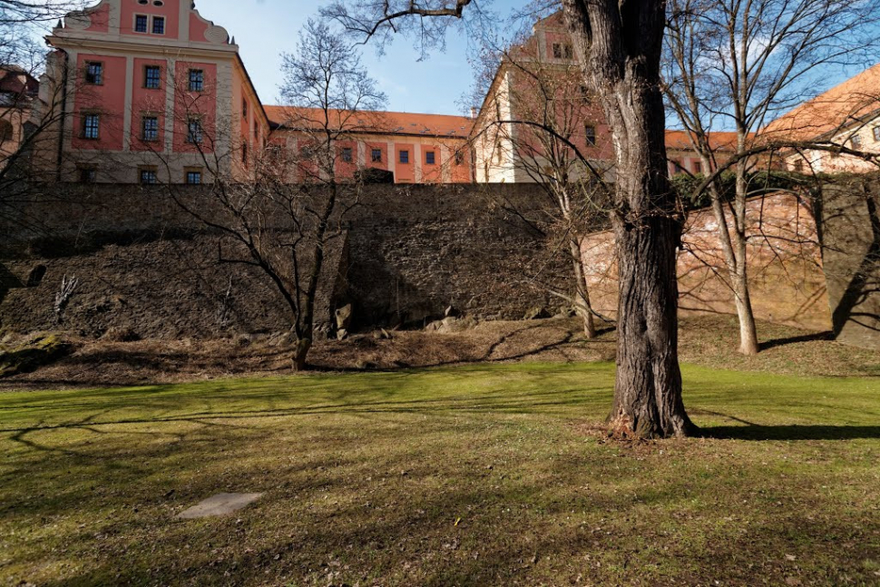 Vandal se vyřádil v Bezručových sadech