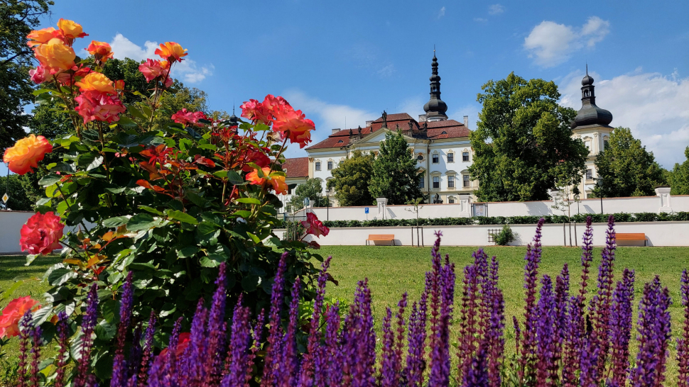 Prelátská zahrada proměnila okolí Hradiska v kvetoucí ráj