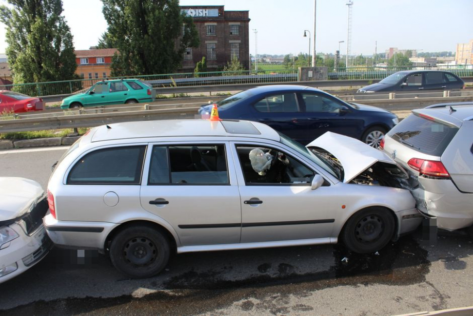 V Tovární ulici bouralo šest aut, jeden řidič z místa ujel