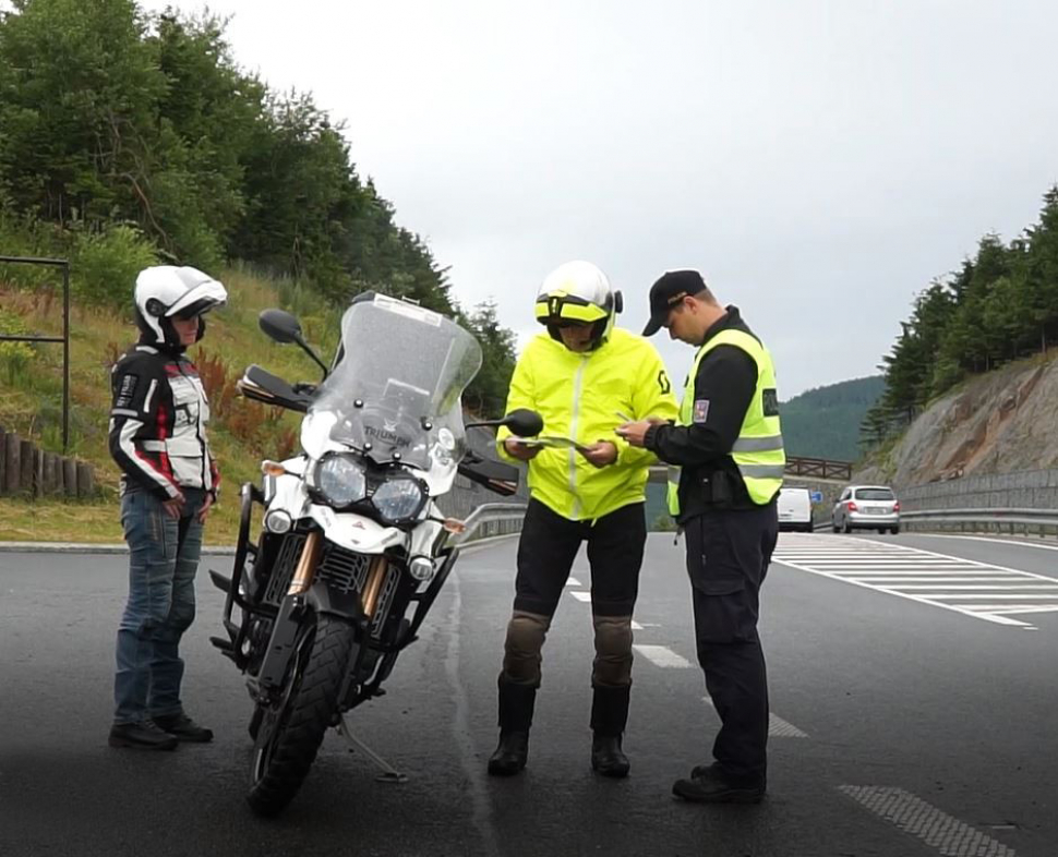 Policisté chytali motorkáře na Červenohorském sedle