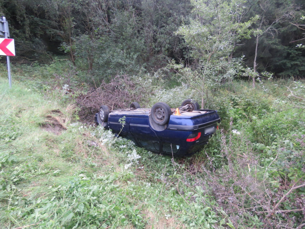 Opilý řidič na Prostějovsku otočil auto na střechu