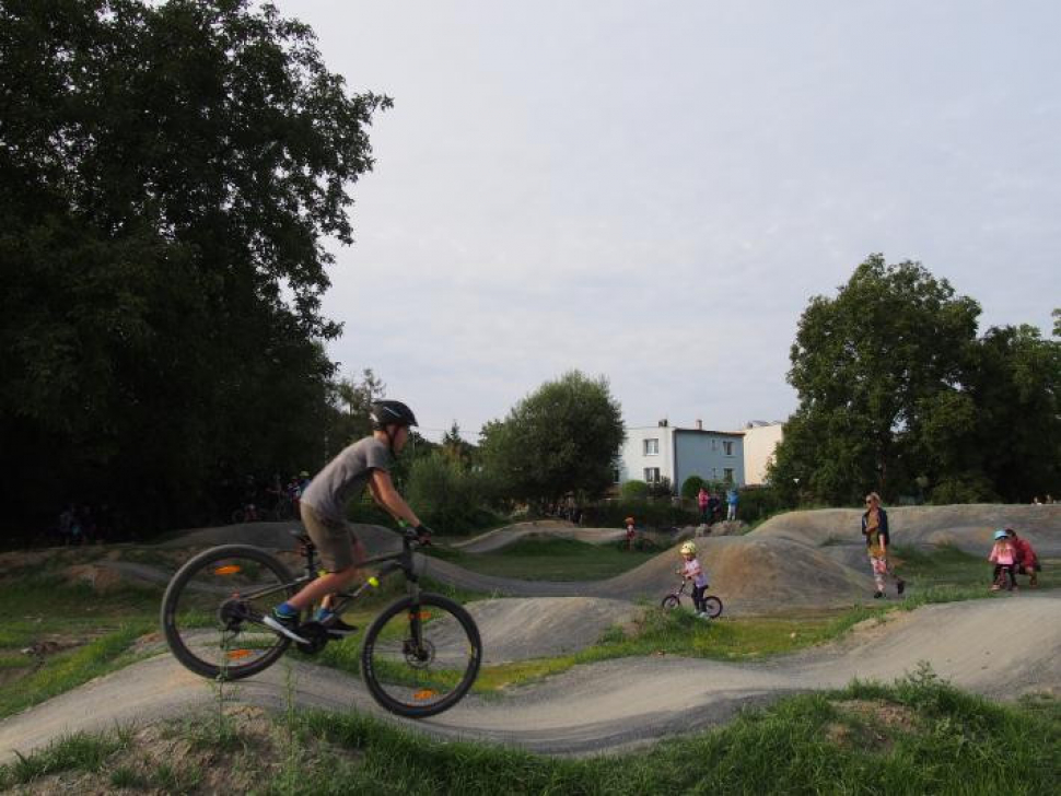 Ve Velké Bystřici otevřeli nový pumptrack pro cyklisty