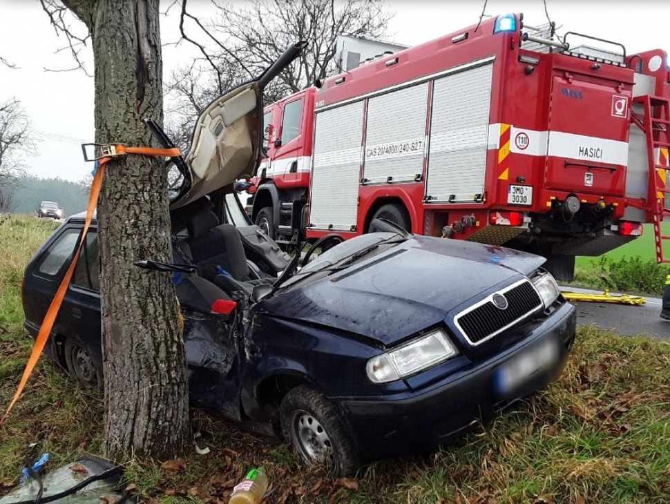 Hasiči u Šternberka vystříhávali z auta člověka