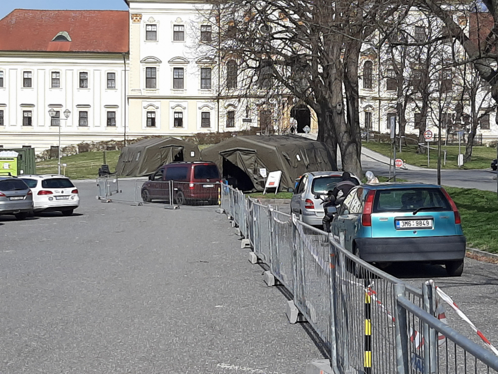 Vojenská nemocnice má dostatek materiálu díky dobrovolníkům